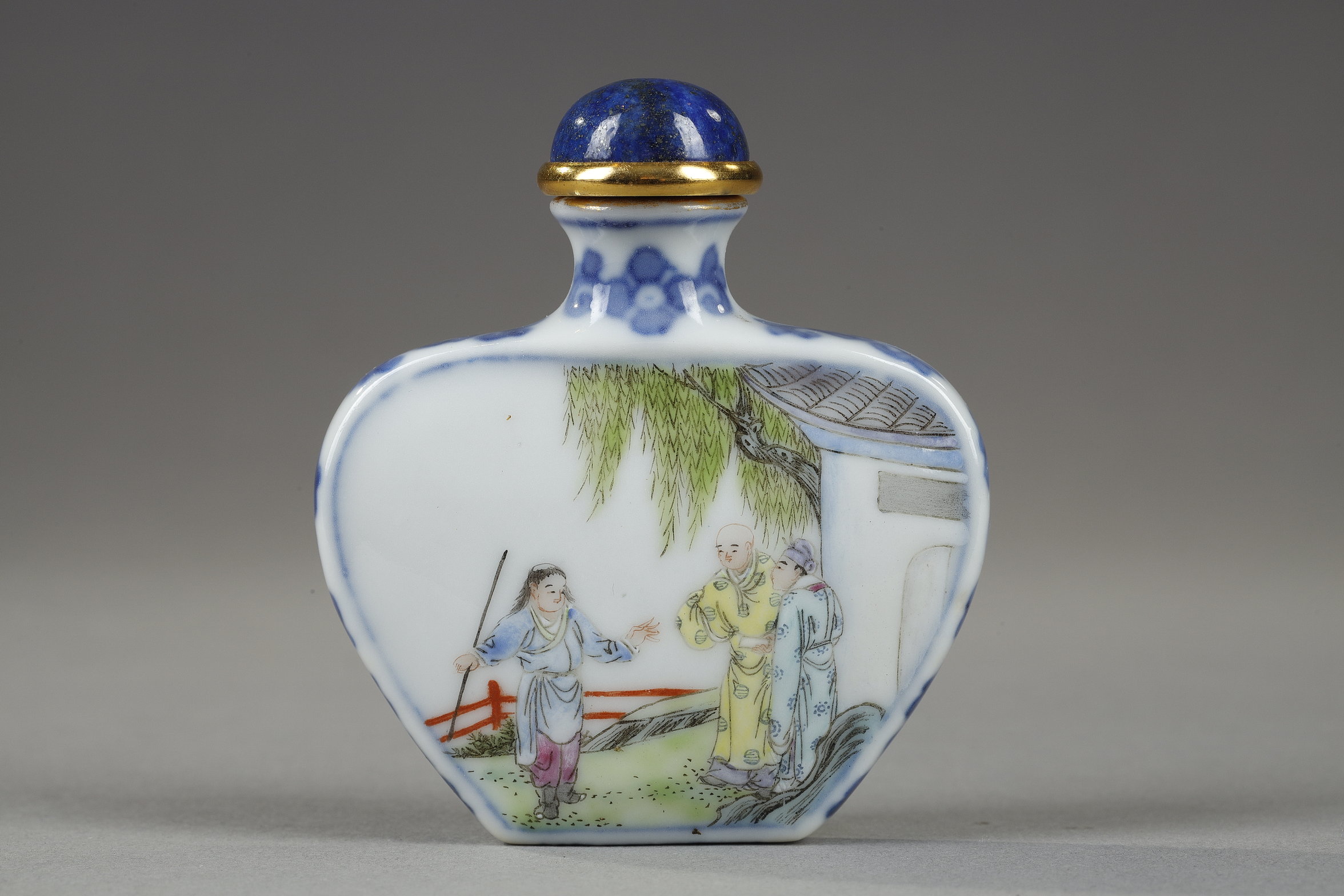 Snuff bottle porcelain  ecusson shape  decorated with characters in landscapes - Marque qianlong China 1780/1850